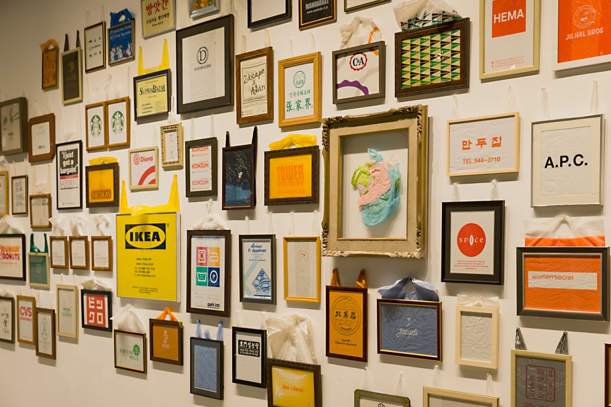 빈 봉지 빈 액자 Empty Bag Empty Frame, Plastic bags, frames, variable installation, 2025